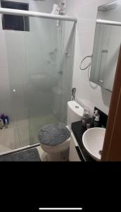 y baño con ducha, aseo y lavamanos. en AP SÃO JOÃO, en Campina Grande