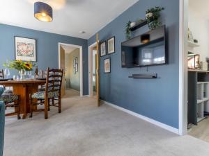 una sala de estar con una pared azul en Pass the Keys The William Morris Lodge in the centre of Ludlow, en Ludlow