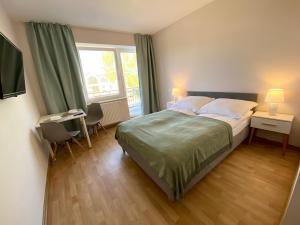 um quarto com uma cama grande e uma janela em Jastrzębia Plaża em Jastrzebia Gora