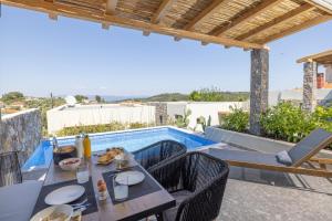 Bazén v ubytování Kaktus Suites Private Pool nebo v jeho okolí