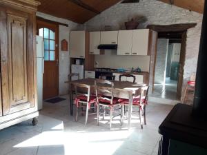 Η κουζίνα ή μικρή κουζίνα στο Gîte de Combelcau, le Fournil
