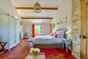 a bedroom with a bed and a table at Bastide Saint-Didier in Saint-Didier