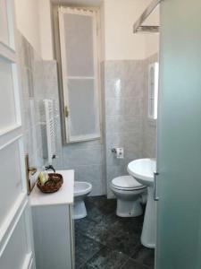 een badkamer met een toilet en een wastafel bij La casetta nella Città dei due Mari in Sestri Levante