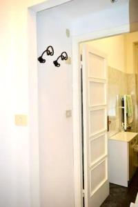 een open deur naar een badkamer met een wastafel bij La casetta nella Città dei due Mari in Sestri Levante