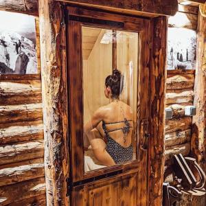 a picture of a woman in a window in a cabin at La mine de Buck in Le Biot