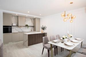 a kitchen and dining room with a table and chairs at Villa Artis in Pula