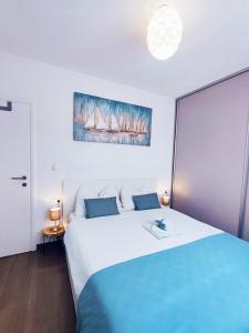 Ένα ή περισσότερα κρεβάτια σε δωμάτιο στο Apartment Adria Relax with private heated pool +47 φωτογραφίες