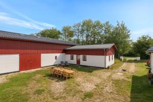 an image of a barn with a table in the yard at GIMLEretreat in Marielyst