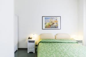 ein Schlafzimmer mit einem Bett und einem Bild an der Wand in der Unterkunft Hotel Molise 2 in Mailand