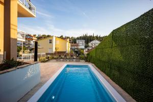 einen Pool im Hinterhof eines Hauses in der Unterkunft Beautiful Holiday Home "Villa Relax Oasis" in Trogir