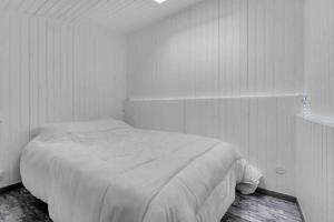 een witte slaapkamer met een bed in een kamer bij Le Matabiau in Toulouse