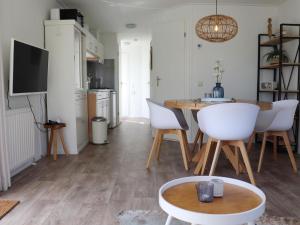 赫勞的住宿－Modern chalet in Grou with a spacious garden in a beautiful location，厨房以及带桌椅的用餐室。