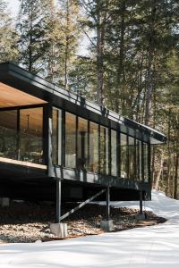 a black glass house in the woods at nortehaus - Nordic and Japanese inspired escape in Norland