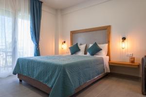 1 dormitorio con 1 cama grande con manta azul en NIRVANA, en Plati