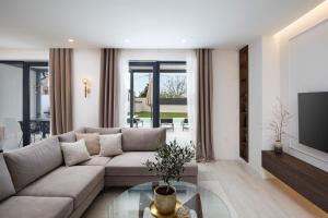 a living room with a couch and a tv at Villa Artis in Pula