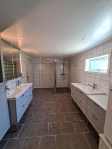 ein Badezimmer mit zwei Waschbecken und zwei Spiegeln in der Unterkunft Tosthult holiday 3 in Lönsboda