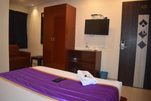TV a/nebo společenská místnost v ubytování Hotel UR Comforts Jayanagar