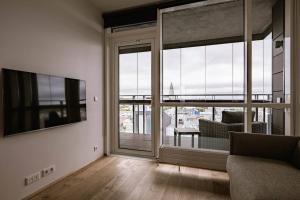 een woonkamer met uitzicht op een balkon bij Luxury apartment downtown Reykjavik with stunning views in Reykjavík
