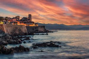 una ciudad a orillas de un cuerpo de agua en Fisherman House by iCasamia en Antibes