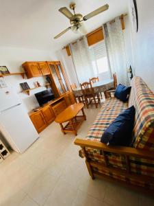 a living room with a couch and a kitchen at La Vela Playa 1 in Roquetas de Mar