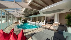 una piscina cubierta en una casa en Residence Tolderhof - OlangCard included, en Valdaora