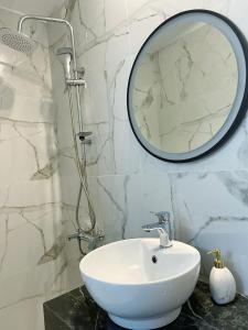 uma casa de banho com um lavatório e um espelho em Delia Apartments em Pefkohori