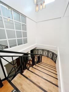 Una escalera en una casa con ventana en Verra Inn, en Tagaytay