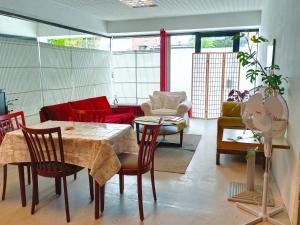 格蘭河畔聖法伊特的住宿－Lounge-Style-Hostel，客厅配有桌椅