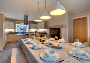 una cocina con una mesa con platos y platos. en Woodhead Farm Cottage, en Danby