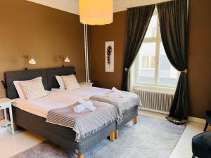 1 dormitorio con 1 cama con 2 toallas en Vattengrändens Vandrarhem & Hotel en Norrköping