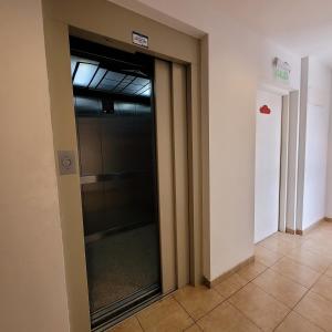an elevator in a building with a glass door at Luminoso Monoambiente Zona Universitaria 5to piso in La Plata