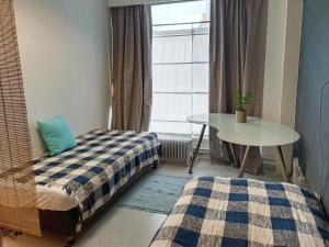 een kamer met een bed, een tafel en een raam bij Lounge-Style-Hostel in Sankt Veit an der Glan