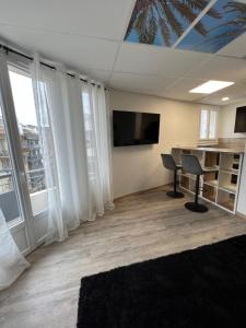 a living room with a desk and a computer in a room at Ciel de Cannes in Cannes