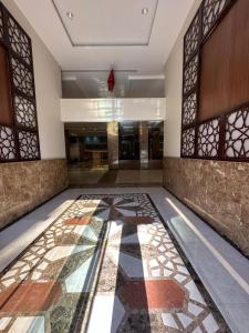 un vestíbulo con suelo de baldosa en un edificio en مكة ابراج التلال en La Meca