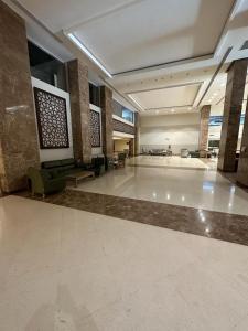 un gran vestíbulo con una gran sala con un lobbyasteryasteryasteryasteryasteryasteryastery en مكة ابراج التلال en Makkah
