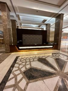 un vestíbulo con suelo de baldosa en un edificio en مكة ابراج التلال en La Meca