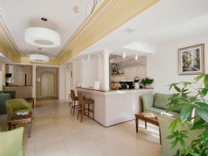 uma sala de estar com um sofá e uma mesa em Cora Hotels Leon d'Oro em CastellʼArquato