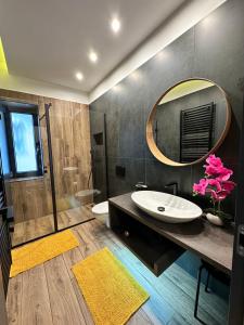 y baño con lavabo y espejo. en Luxury Apartments Keszthely en Keszthely