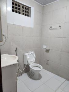 a bathroom with a toilet and a sink at Kitnet Arretada São João in Campina Grande