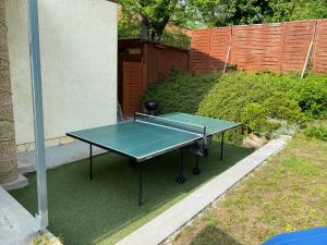 Stolný tenis v ubytovaní Apartment in Siofok - Balaton 31138 alebo v jeho okolí