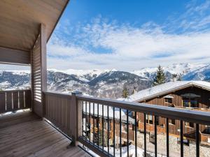 Elle comprend un balcon offrant une vue sur les montagnes enneigées. dans l'établissement Appartement Courchevel 1550, 2 pièces, 4 personnes - FR-1-562-52, à Courchevel