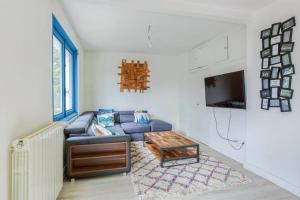 a living room with a couch and a coffee table at Maison de vacances Bisca in Biscarrosse