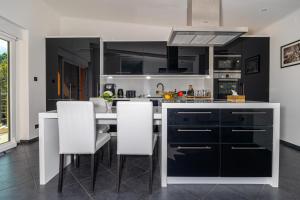 Kuchyň nebo kuchyňský kout v ubytování Apartments Marija