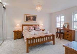 una camera da letto con un grande letto con due comodini di Whitby Retreat a Whitby