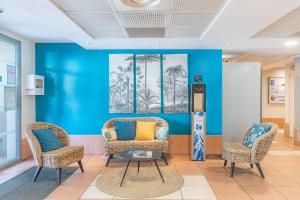 ラ・シオタにあるAppart'City Confort La Ciotat - Côté Portの青い壁の客室で、椅子2脚が備わります。