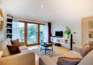 Sala de estar con 2 sofás y mesa en Harbour View Looe, en Looe