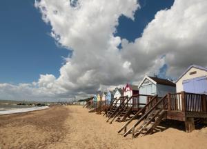 Fotografie z fotogalerie ubytování 6 Berth Caravan With Decking And Wifi At Suffolk Sands Holiday Park Ref 45040G v destinaci Felixstowe