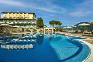 a swimming pool in front of a hotel at Park Hotel Casimiro in San Felice del Benaco