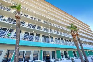 un hôtel avec des palmiers devant lui dans l'établissement Harbour Beach Resort, à Daytona Beach