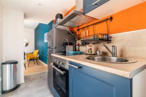 uma cozinha com um lavatório e um fogão em Suite Cosy MontBlanc en Hyper Centre em Valenciennes